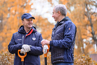 Сергей Трухачёв, Юрий Матузов и Сергей Петрин взялись на субботнике за лопаты. Они высадили сосны в парке «Алые паруса» Воронежа