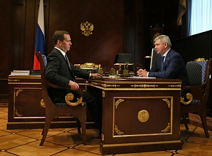 Александр Гусев вторым из кандидатов в воронежские губернаторы встретился с лидером своей партии. Его принял Дмитрий Медведев