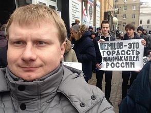 Участников заукраинского Полумарша мертвеца в Воронеже облили зеленкой и посыпали мукой