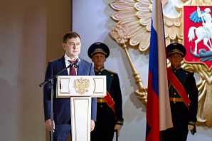 Владимир Нетёсов провел церемонию вступления воронежского губернатора в должность. Но к легитимности Гусева остались вопросы